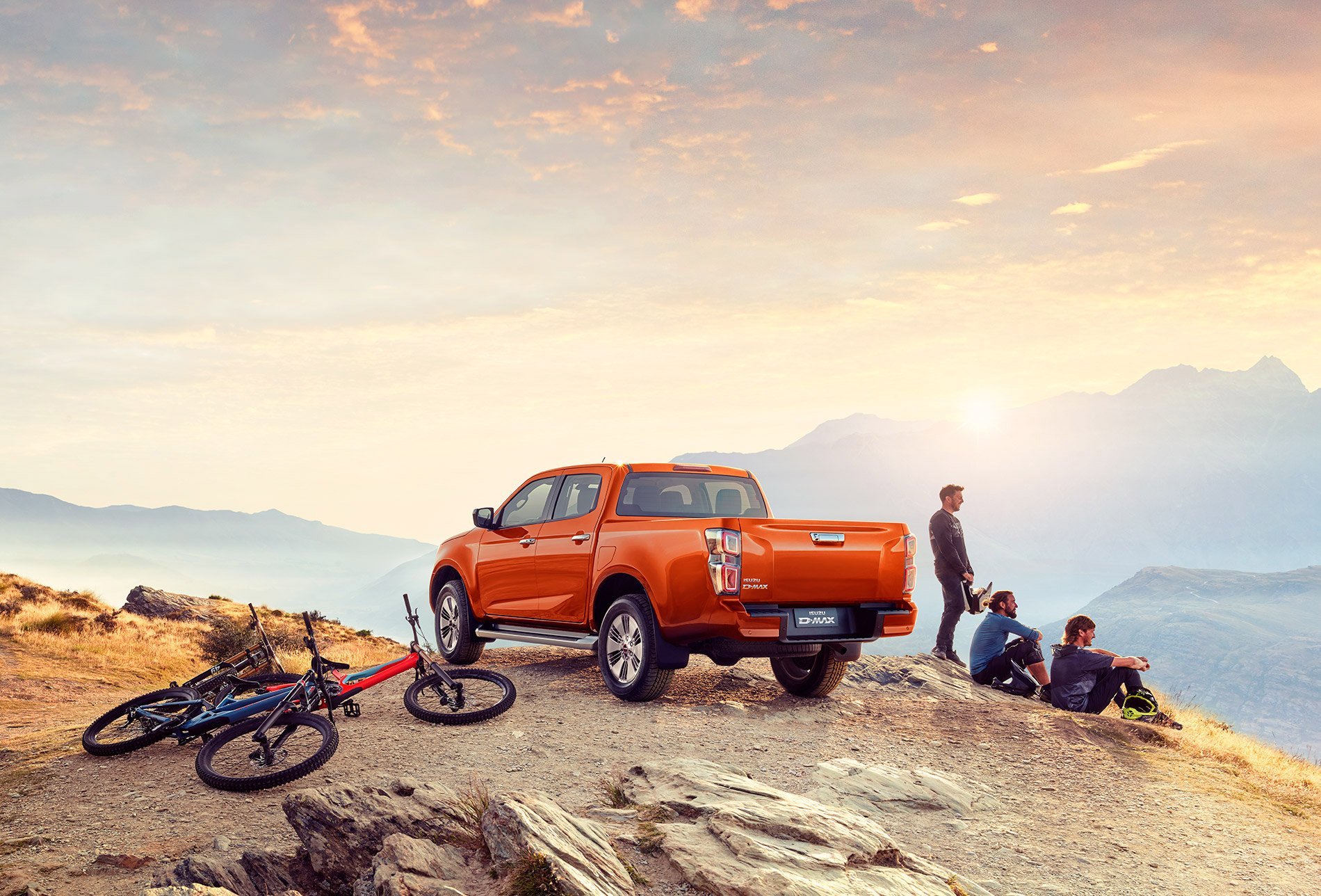 Новый пикап ISUZU D-Max 2021 красный